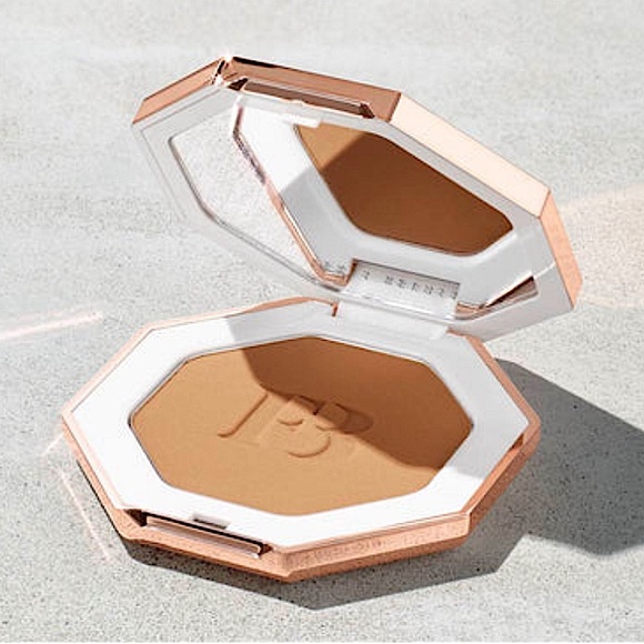 ✨FENTY BEAUTY✨ SUN STALK'R INSTANT WARMTH BRONZER (Private Island - Lt/Med) - Picture 6 of 16